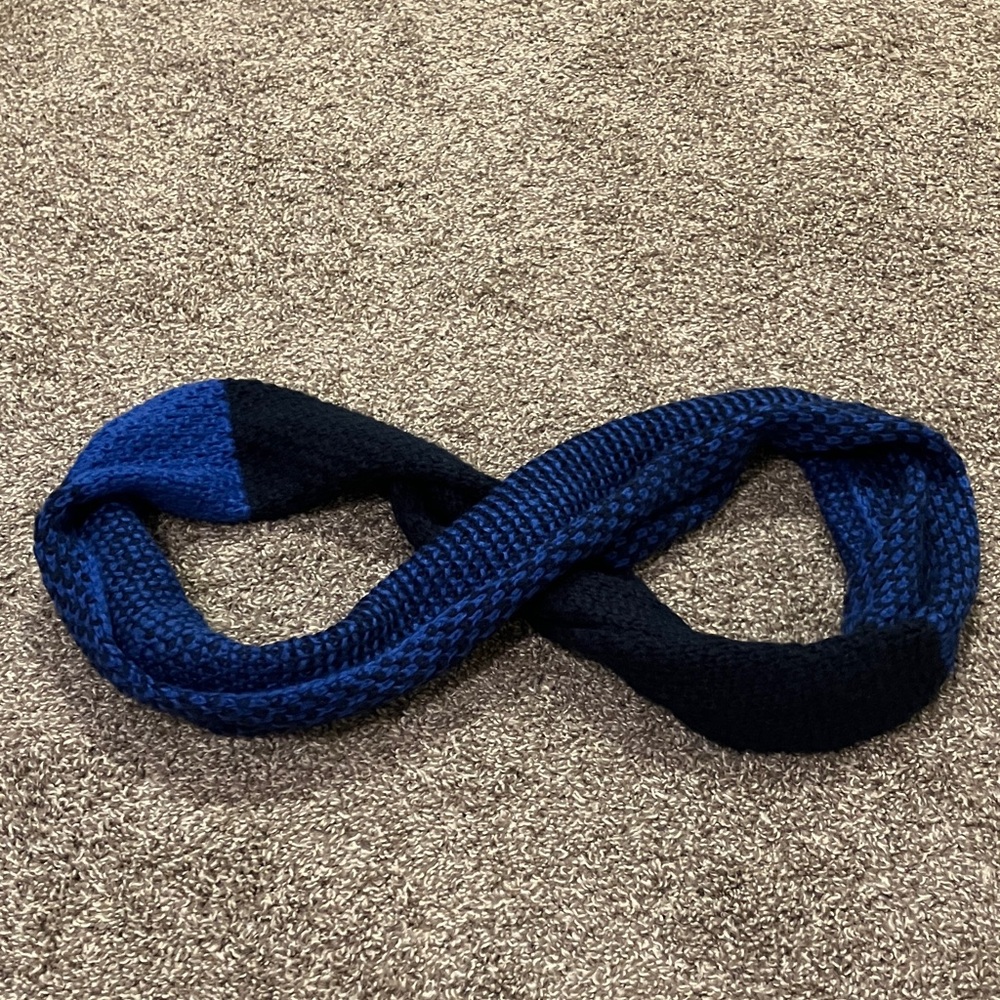 Smart Set NWOT Navy and Blue Knit Circle Infinity Scarf